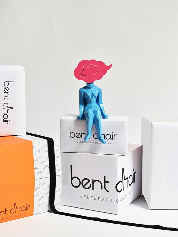 THE DYNAMIC CARD HOLDER